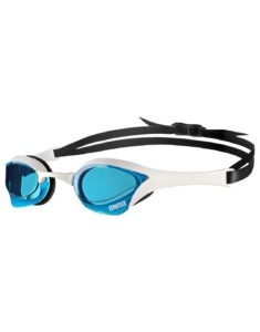 arena Cobra ULTRA Schwimmbrille auf weissem Grund