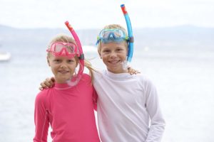 2 Jungen mit Aqua Lung Sport Kinder-Schnorchel-Set